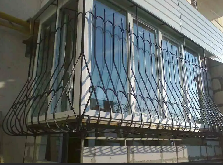 Металлические решетки на балкон. Металлическая решетка на лоджию. Балконы.окна.решетки. Балкон с железной решеткой. Решетка на лоджию