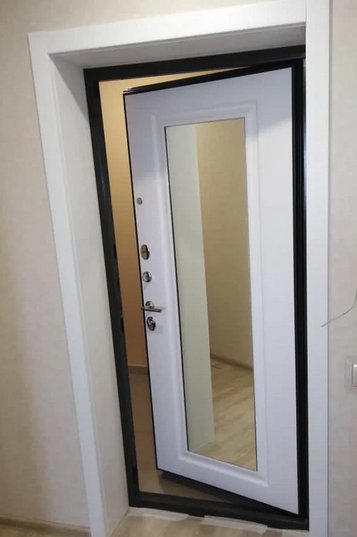 Дверь металлическая с зеркалом в квартиру DK-032 фото наших работ пример