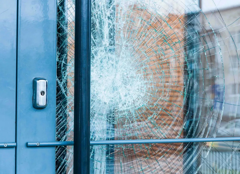 пример разбитого стеклопакета в двери от попадение камня