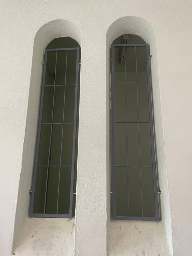 простые металлические решетки на окна